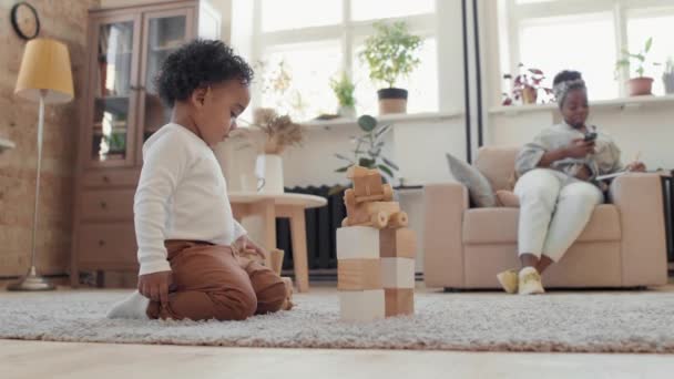 Slowmo Aufnahme Eines Schwarzen Kleinkindes Das Auf Einem Teppich Gemütlichen — Stockvideo
