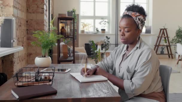 Slowmo Pan Mulher Negra Jovem Ocupado Sentado Mesa Apartamento Loft — Vídeo de Stock