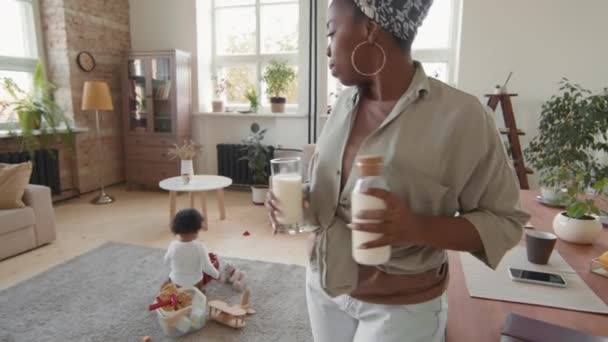 Handheld Slowmo Shot Young Black Mother Kneeling Rug Cozy Living — Stock Video