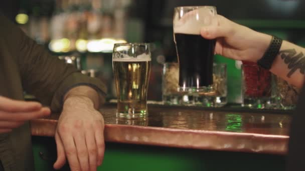Zpomalený Záběr Nerozpoznatelných Mužských Přátel Sedících Večer Baru Popíjejících Pivo — Stock video