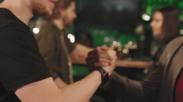Медленно Движущийся Снимок Многонациональных Мужчин Встречающихся Баре Вечером Пожимающих Руки — стоковое видео