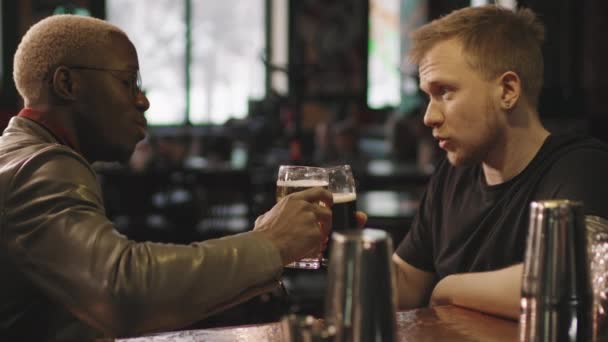 저녁에 아일랜드 술집에서 맥주를 마시고 청년들이 마시고 모습이 어렴풋이 보이는 — 비디오