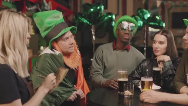 Середній Pan Знімок Групи Багатоетнічних Друзів Сидить Столом Місцевому Ірландському — стокове відео