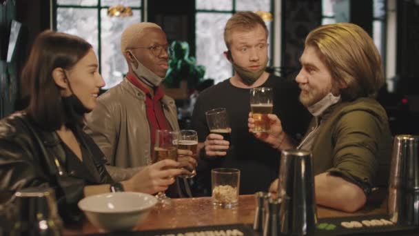Tiro Médio Quatro Amigos Multi Étnicos Divertindo Juntos Bebendo Cerveja — Vídeo de Stock