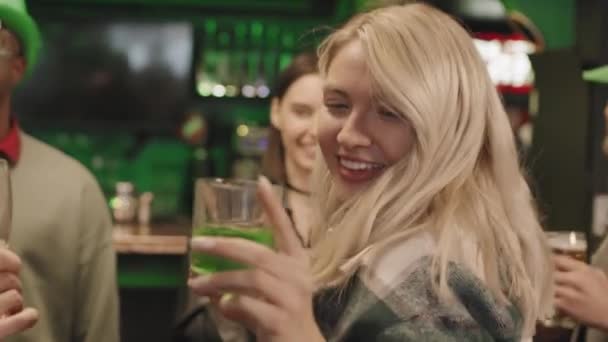 Средний План Медлительным Движением Симпатичной Молодой Блондинки Смотрящей Музыку Ирландском — стоковое видео