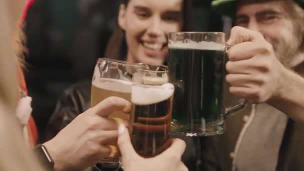 Повільно Рухливий Середній Гурток Щасливої Компанії Друзів Смаження Пивних Склянок — стокове відео