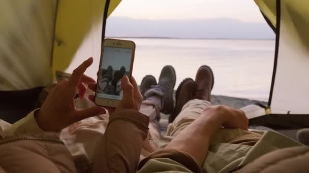 Tanımlanamayan Genç Adam Kadın Kamp Çadırında Dinlenip Gölün Önünde Ayaklarının — Stok video