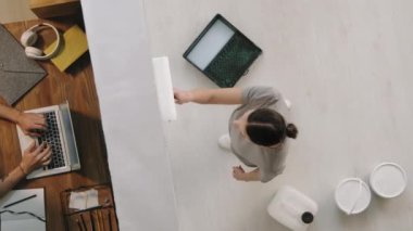 Erkek komşusu başka bir dairede dizüstü bilgisayarla çalışırken genç bir kadının evini boyamasının en iyi görüntüsü.