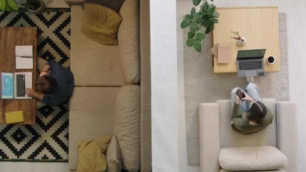 Duvarla Ayrılmış Evlerinde Çalışan Kadın Erkeğin Hızlandırılmış Çekimleriyle Tam Üstte — Stok video