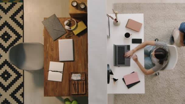 Vista Superior Del Hombre Hablando Con Mujer Sentada Escritorio Oficina — Vídeos de Stock