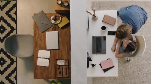 Vista Superior Toma Hombre Mujer Mirando Ordenador Portátil Trabajando Proyecto — Vídeos de Stock