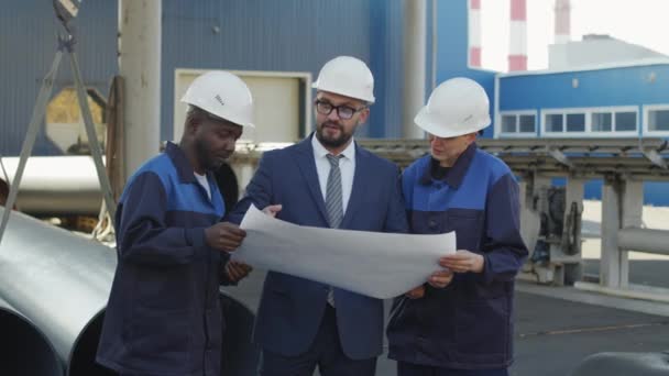 Lento Disparo Ingeniero Fabricación Masculina Con Proyecto Los Trabajadores Planta — Vídeos de Stock