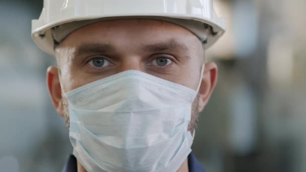 Pan Gros Plan Ouvrier Usine Dans Masque Facial Casque Posant — Video