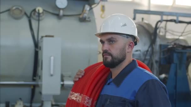 Langzame Tracking Van Mannelijke Bebaarde Fabrieksarbeider Met Harde Hoed Uniform — Stockvideo