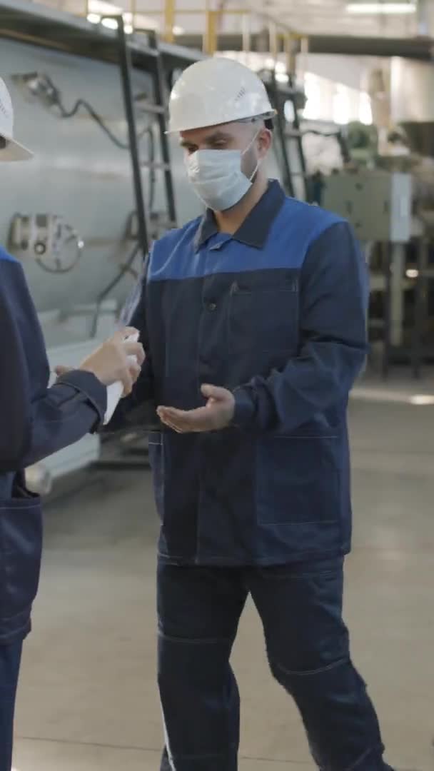 Vertical Pan Tiro Supervisor Turno Feminino Mão Dura Máscara Facial — Vídeo de Stock