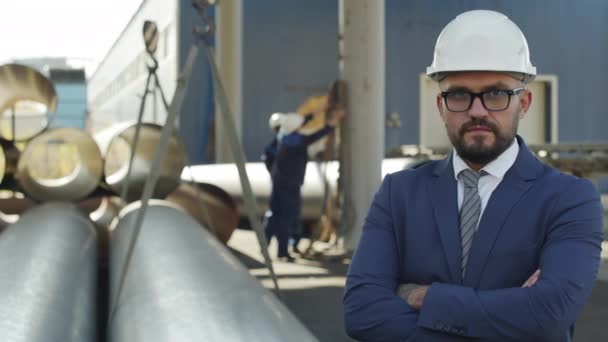 Pan Portrait Shot Male Engineer Suit Hard Hat Posing Camera — Wideo stockowe