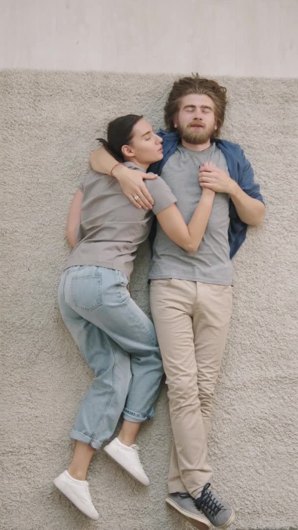 Top View Shot Young Man Woman Hugging Lying Together Rug — Vídeo de Stock