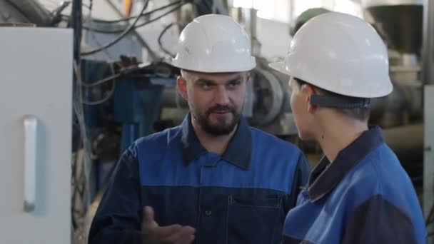 Pan Lövés Férfi Műszakvezető Egyenruhában Kemény Kalapban Beszél Női Munkás — Stock videók