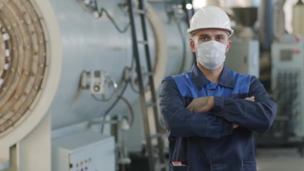 Pan Portraitaufnahme Eines Männlichen Arbeiters Mit Hut Gesichtsmaske Und Uniform — Stockvideo