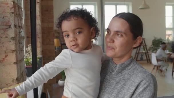 Retrato Lento Madre Feliz Sosteniendo Lindo Niño Negro Sonriendo Para — Vídeo de stock