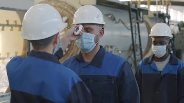 Colpo Medio Del Supervisore Impianto Femminile Cappello Rigido Uniforme Con — Video Stock