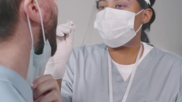 Înclinarea Closeup Încetinire Asistentă Medicală Afro Americană Sex Feminin Mască — Videoclip de stoc