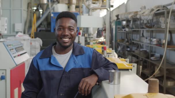Портрет Веселого Афро Американського Робітника Чоловічої Фабрики Посміхається Камери Робочому — стокове відео