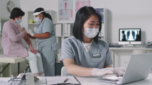 Panning Cintura Retrato Com Lentidão Médico Fêmea Máscara Facial Sentado — Vídeo de Stock