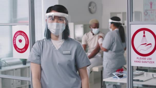 보호용 마스크를 착용하고 가리개를 착용하고 카메라를 의사의 하반신 환자들이 접종을 — 비디오
