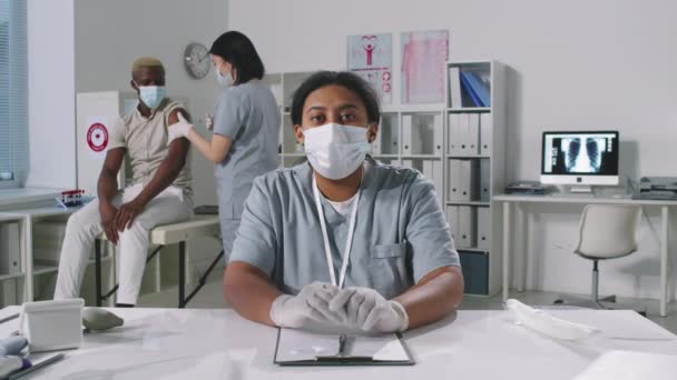 Waist Pov Kvinnelig Afroamerikansk Lege Ansiktsmaske Ser Kameramasken Mens Kollegaen – stockvideo