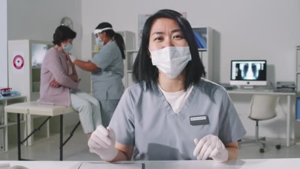 Cintura Pov Fêmea Mestiça Médico Máscara Facial Olhando Para Câmera — Vídeo de Stock