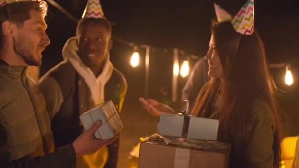 Mittlere Aufnahme Eines Jungen Lächelnden Mannes Der Fröhliche Geburtstagskinder Beschenkt — Stockvideo