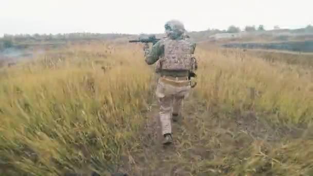 Ponto Vista Tiro Soldados Uniforme Camuflagem Armados Com Rifles Sniper — Vídeo de Stock