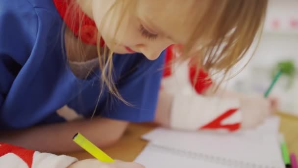 Retrato Primer Plano Niña Traje Superhéroe Dibujando Arco Iris Sobre — Vídeo de stock