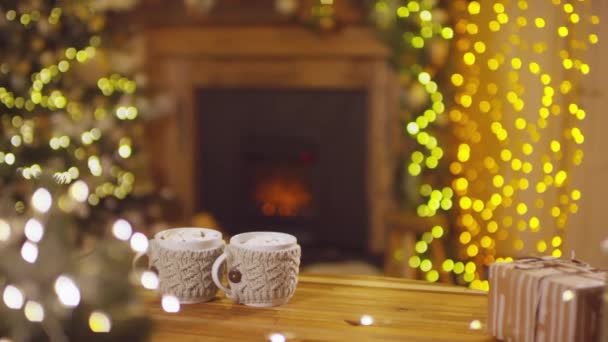 Closeup Médio Mesa Madeira Com Diy Acolhedor Malha Suéter Canecas — Vídeo de Stock