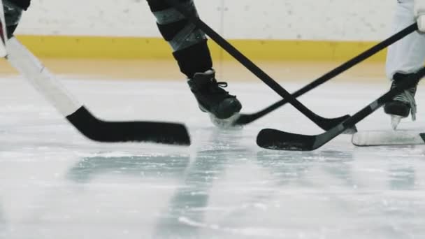 Panning Low Section Shot Slowmo Unerable Male Hokejisté Stojící Kruhu — Stock video