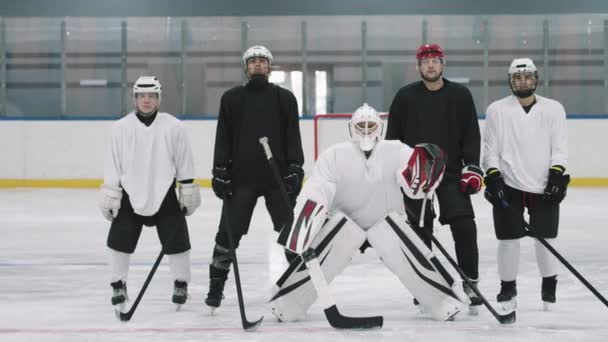 Schwenkbares Ganzbild Porträt Mit Langsamen Kaukasischen Eishockeyspielern Schwarz Weißer Uniform — Stockvideo