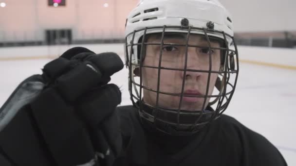 Primer Plano Arco Retrato Joven Jugador Hockey Masculino Casco Con — Vídeo de stock