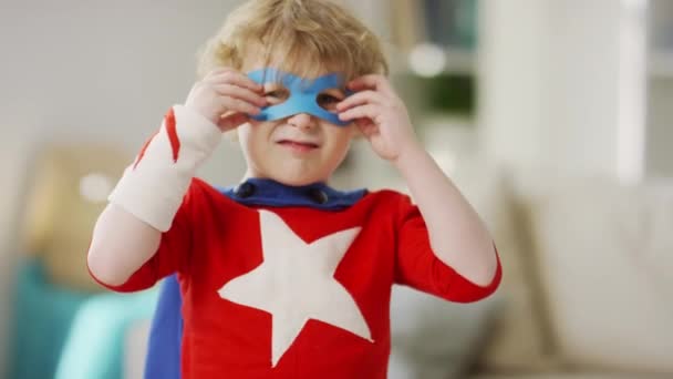 Närbild Unga Lockigt Hår Pojke Suddig Bakgrund Superhjälte Kostym Tittar — Stockvideo