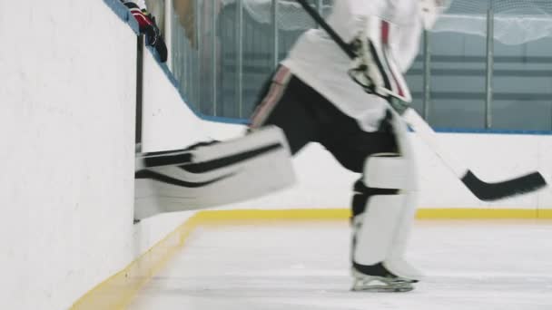 Медленный Снимок Низкого Сечения Одного Вратаря Четырех Других Хоккеистов Выходящих — стоковое видео