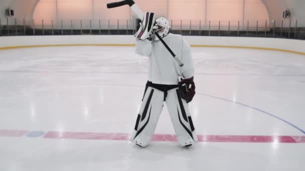 Přiblížit Portrét Pomalým Mladým Mužským Brankářem Bílé Uniformě Který Stojí — Stock video