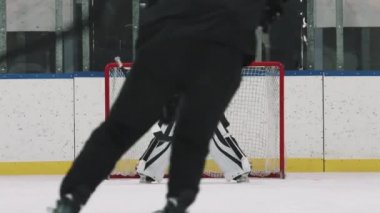 Hokey maçında kalecilerin kalesine gol atan ileri oyuncuların yavaş çekimde arka plan görüntüsü.