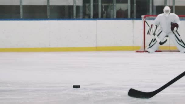 Låg Vinkel Bakifrån Pan Med Slowmo Manliga Hockeyspelare Som Försöker — Stockvideo