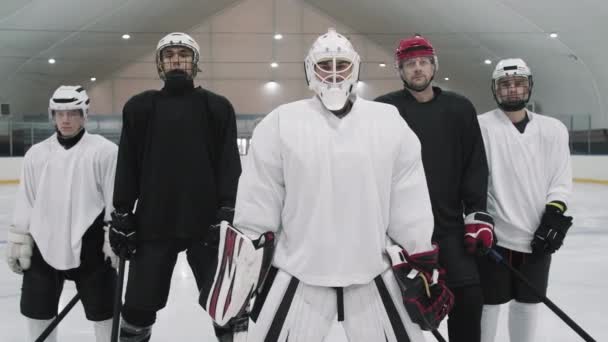 Mittlerer Tiefflug Mit Langsamer Aufnahme Eines Teams Junger Männlicher Eishockeyspieler — Stockvideo