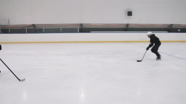 High Angle Full Pan Shot Slowmo Hockey Forward Player Skating — Stock Video