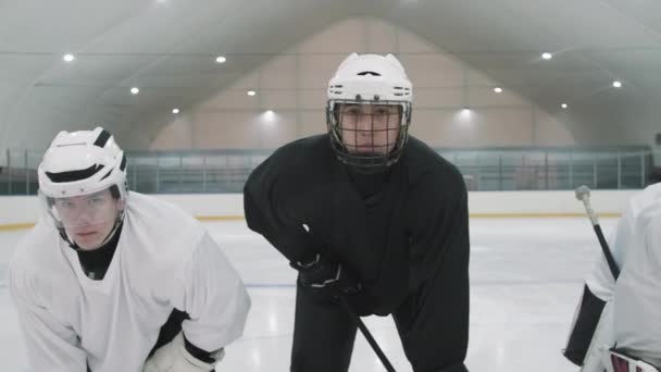 Panning Medium Närbild Porträtt Fem Manliga Hockeyspelare Står Med Sina — Stockvideo