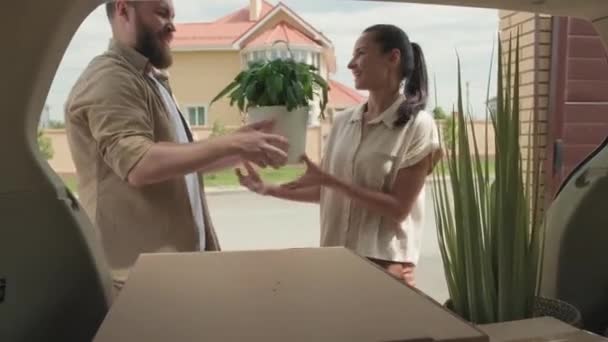 Tiro Mano Hombre Feliz Con Barba Alegre Esposa Sacando Cajas — Vídeo de stock