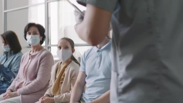 병원에서 보호용 마스크를 코카서스 신접종을 받으러 느림보로 — 비디오