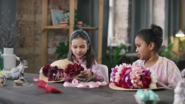 Średni Strzał Słodkie Dziewczyny Dekorowanie Kapelusze Kwiatów Rozmowy Wielkanocne Króliczki — Wideo stockowe