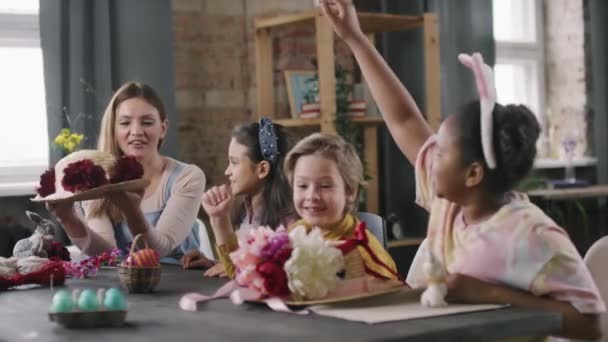 Середній Знімок Веселої Молодої Жінки Трьох Дітей Які Сидять Столом — стокове відео